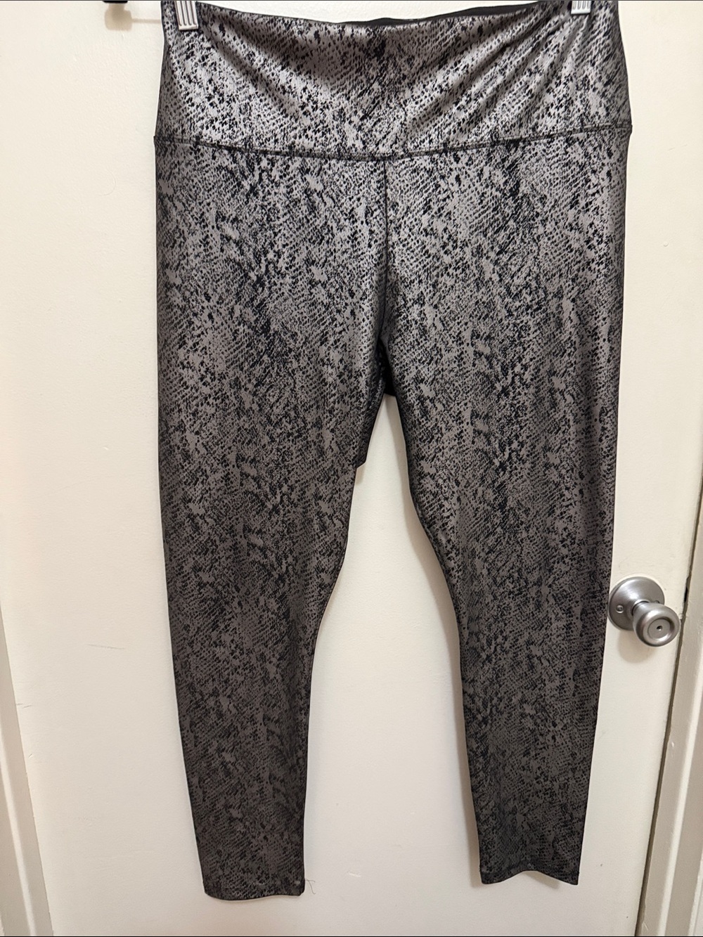 High-Rise Snake Print Leggings - metallic Gray and Black